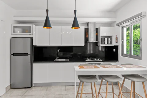 Modern kitchen with breakfast bar and pendant lighting